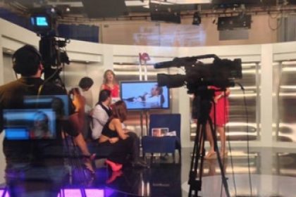 presentadores-plato-alumnos-produccion-television-tracor presentadores plato alumnos produccion television tracor