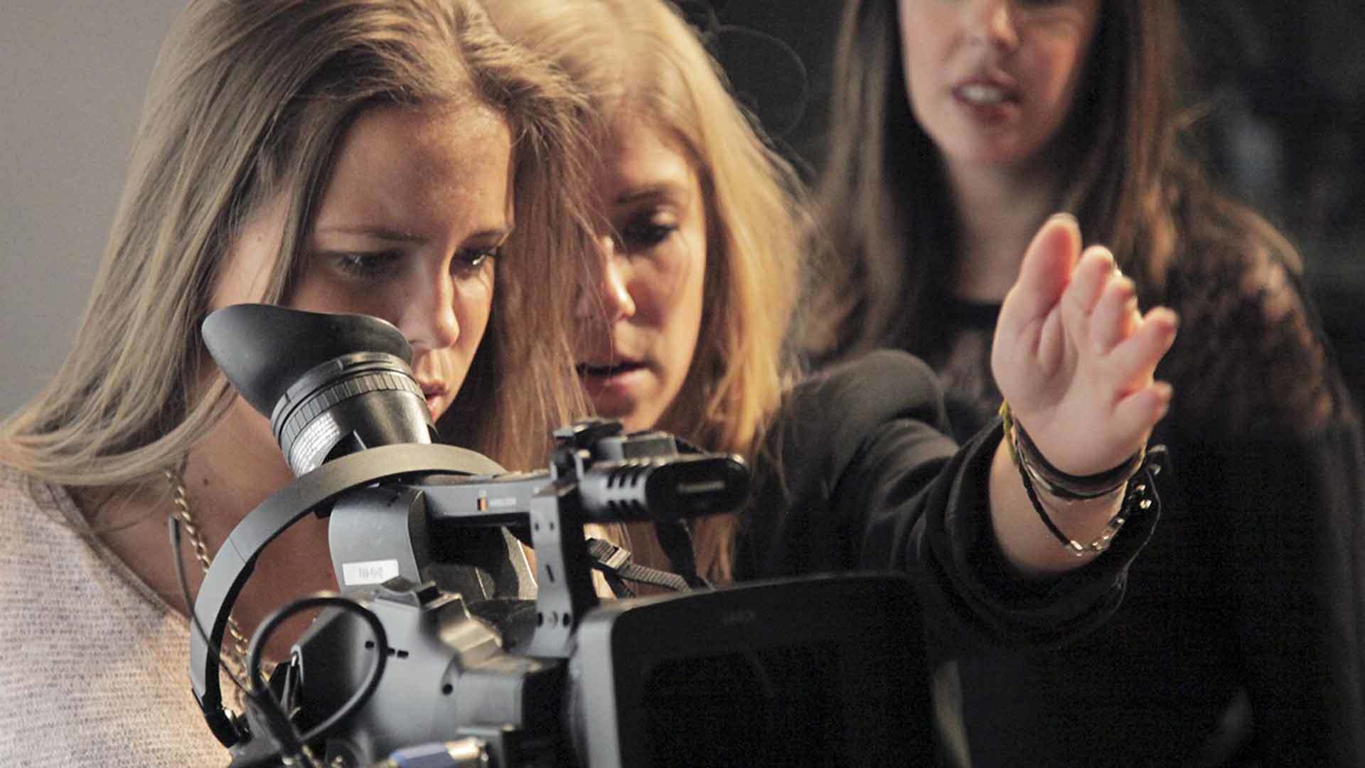 alumnas en clase de reporterismo con camara
