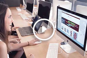 alumna tracor frente ordenador trabajando para el Máster en comunicación en Madrid