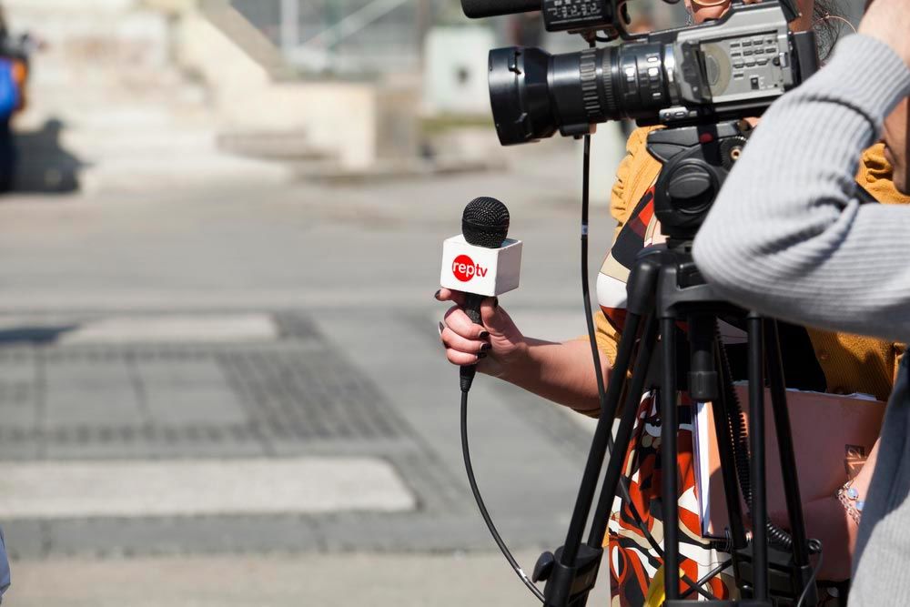 alumnas trabajando en reportaje con camara microfono
