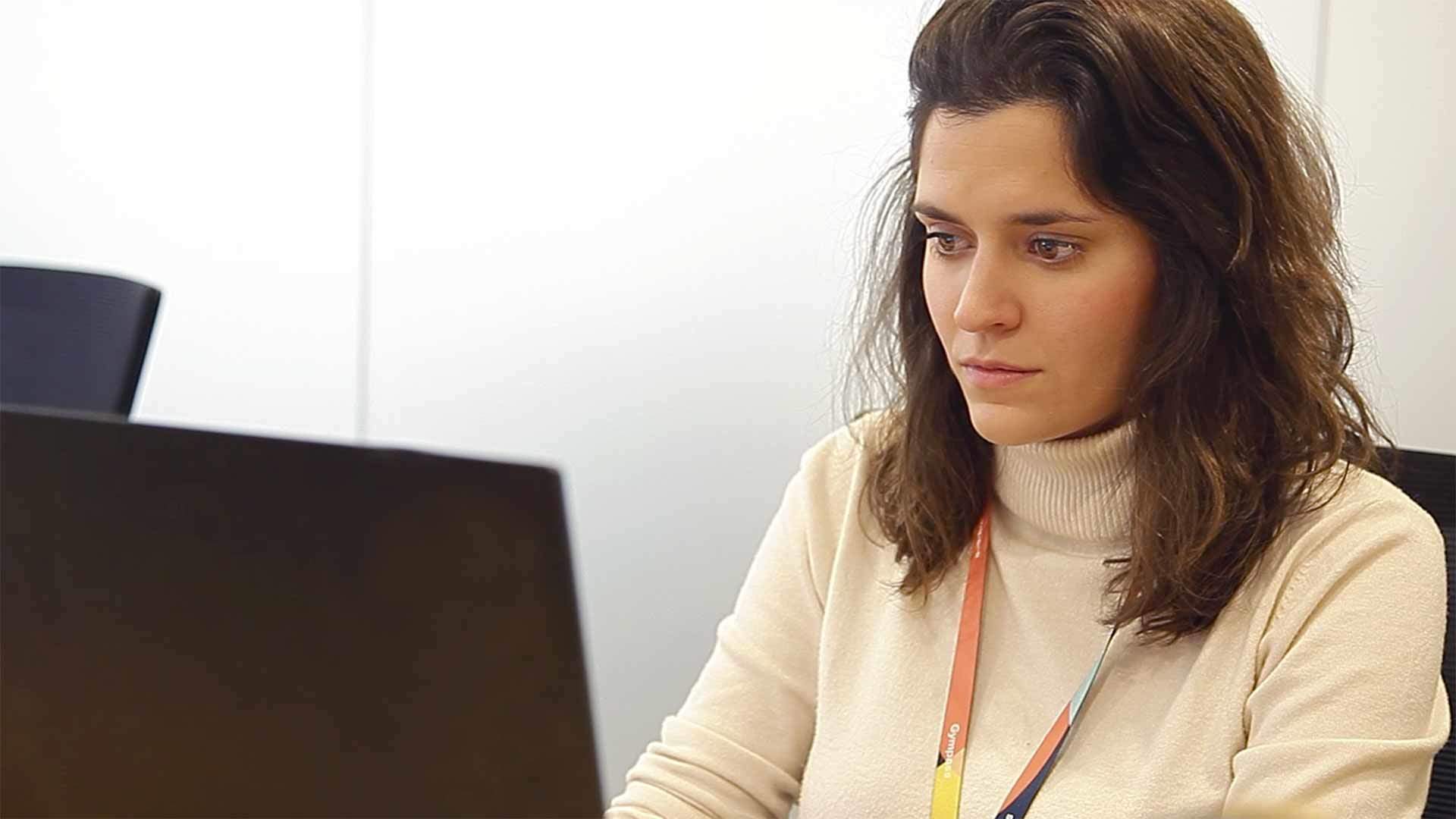 master en comunicacion multimedia internet alumna ordenador