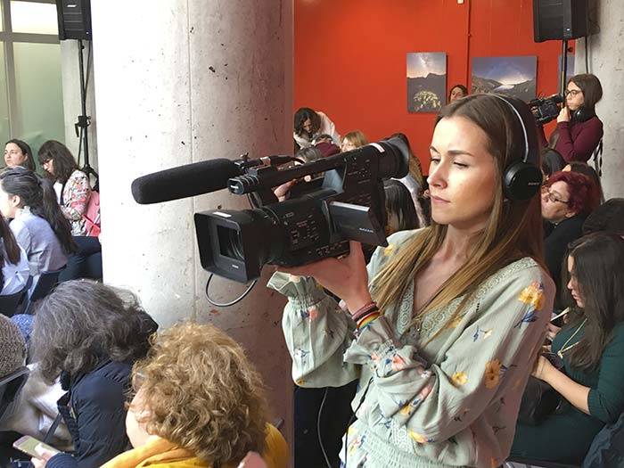 alumna tracor reporterismo grabando evento madrid womans week 2019